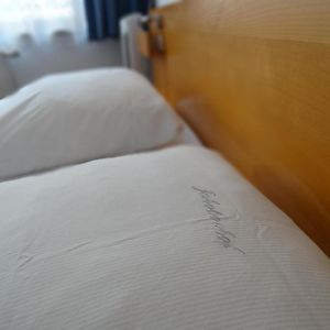 Zimmer mit Kingsize-Bett