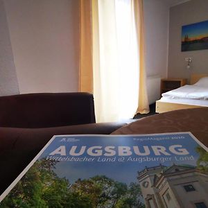 Zimmer mit Kingsize-Bett